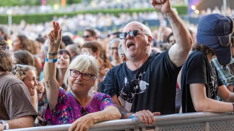 Man and women cheering in the Eden Sessions crowd